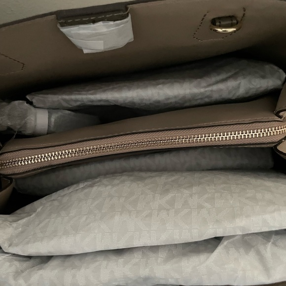 NWT Micheal Kors Bag - Picture 3 of 3